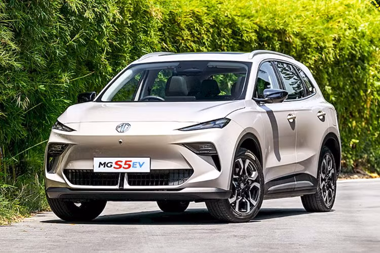 MG S5 EV 2025 chạy điện được phát triển trên khung gầm Modular Scalable Platform mới với kích thước tổng thể dài 4.476 mm, rộng 1.849 mm, cao 1.621 mm và chiều dài cơ sở 2.730 mm. Nếu về Việt Nam, MG S5 EV sẽ cạnh tranh cùng VinFast VF7.