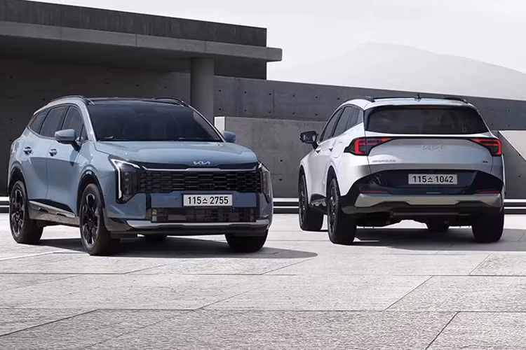 Hệ truyền động hybrid trên Kia Sportage thế hệ thứ 6 được cho là sẽ sử dụng công nghệ mới, cải thiện cả hiệu suất vận hành lẫn mức tiêu thụ năng lượng so với phiên bản hiện tại. Tuy nhiên, Kia nhiều khả năng sẽ không phát triển phiên bản thuần điện (EV) cho Sportage.