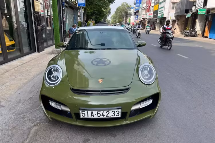 Vào những năm 2016, một chiếc Porsche 911 Carrera S độ TechArt xuất hiện trên thị trường xe đã qua sử dụng đã nhận được sự quan tâm của giới chơi xe, mức giá 2,6 tỷ đồng của nó không rẻ cũng chẳng đắt, quan trọng có tìm được ai phù hợp để cập bến.