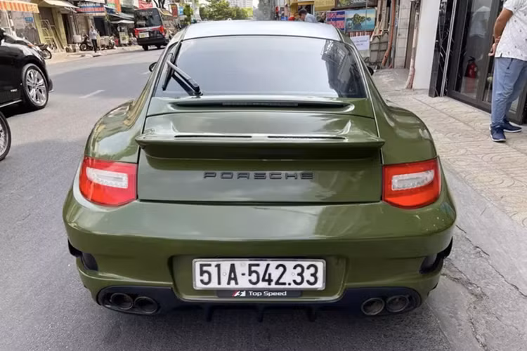 Porsche 911 Carrera S này thuộc biến thể 997, vì thế xe được trang bị khối động cơ 3.8L sản sinh công suất tối đa 355 mã lực, mô-men xoắn cực đại 400 Nm. Xe có khả năng tăng tốc từ 0 – 96 km/h mất 4,4 giây với hộp số sàn và 4,8 giây với hộp số tiptronic S.