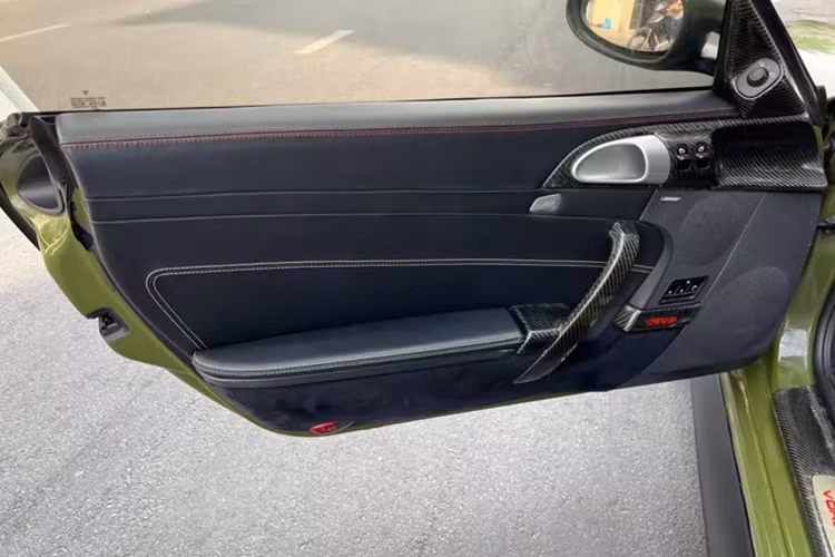 Sở hữu đâu đó phải trên 25 chiếc xe 911 đù chủng loại, đó là lý do vì sao chiếc xe Porsche 911 Carrera S độ TechArt trong 8 năm qua chỉ ở trên Tây Nguyên và mới được đưa về Tp.HCM để chủ xe cầm lái lần đầu ra đường, gây sự thích thú cho giới mê xe.