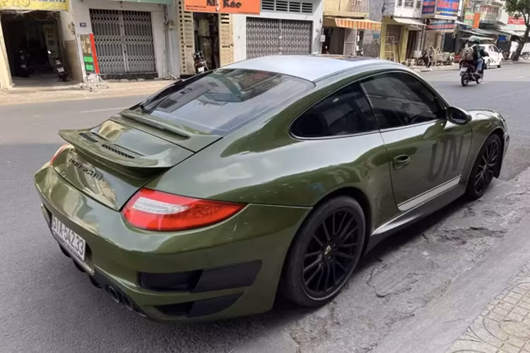 Được biết, dù đã 21 năm nhưng chiếc xe Porsche 911 Carrera S độ TechArt này chỉ mới chạy 10.000 miles, tương đương 16.093 km, lưu ý rằng, trong 8 năm qua, xe rất ít khi lăn bánh, nếu không muốn nói chủ nhân từ khi mua về chỉ mới chạy 1 lần vào sáng hôm, odo trên hầu hết từ các tay chơi xe trước mang chiến mã này đi "bào tour".