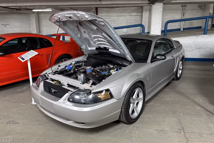 Ngoài ra, bộ sưu tập còn cho thấy Ford từng thử nghiệm một chiếc Mustang với động cơ V10 5.8L nhằm đối đầu trực tiếp với Dodge Viper, cho thấy tham vọng cạnh tranh trong phân khúc xe thể thao.