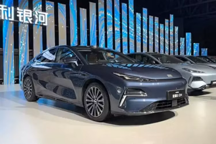 Nhơ đó, xe có phạm chạy bằng điện là 130 km và tổng quãng đường di chuyển 1.500 km. Với hệ truyền động EM-i, xe sở hữu động cơ xăng 4 xi-lanh, dung tích 1.5L với công suất tối đa 110 mã lực và mô-men xoắn cực đại 136 Nm. Động cơ đi với hộp số E-DHT và mô-tơ điện đồng bộ nam châm vĩnh cửu nằm phía trước, mạnh 211 mã lực cùng 262 Nm.