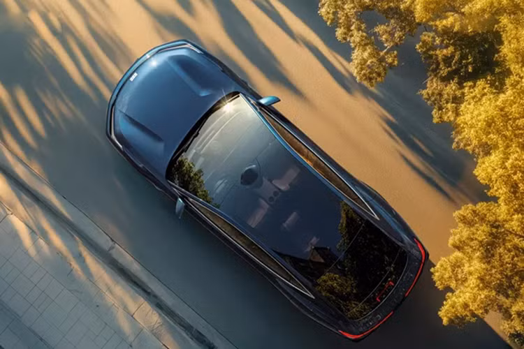 Hệ truyền động EM-i cho phép xe tăng tốc từ 0-100 km/h trong 8,4 giây (bản tiêu chuẩn) và 7,9 giây (bản cao cấp). Mức tiêu thụ nhiên liệu kết hợp của xe dừng ở 3,43 lít/100 km. Pin của Geely Galaxy Starshine 8 dùng động cơ EM-i cũng là loại LFP nhưng có dung lượng chỉ 8,5 kWh (bản thấp) hoặc 18,4 kWh (bản cao).