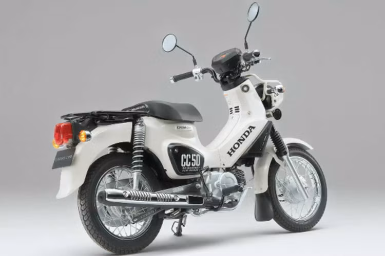 Ngoài phiên bản tiêu chuẩn, Honda Cross Cub 50 còn có bản đặc biệt Kumamon. Xe được trang trí đặc biệt với biểu tượng gắn liền với chú gấu má đỏ Kumamon nổi tiếng ở Nhật Bản.