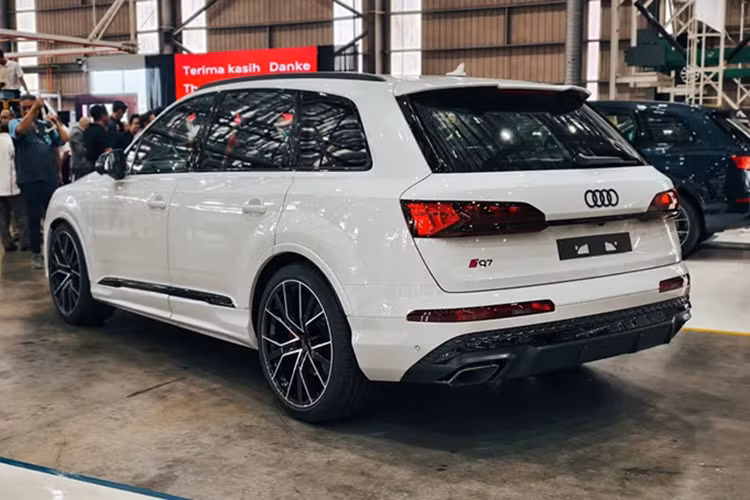 Trong khi đó, 3 màn hình, bao gồm bảng đồng hồ kỹ thuật số Audi Virtual Cockpit 12,3 inch có thể hiển thị các phương tiện xung quanh dưới dạng 3D, màn hình cảm ứng trung tâm 10,1 inch sử dụng hệ thống thông tin giải trí MIB 3 của Volkswagen, và màn hình 8,6 inch bên dưới để điều khiển các chức năng xe cũng như hệ thống điều hòa 4 vùng mang đến vẻ hiện đại, công nghệ cao cho xe.