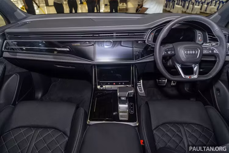 Audi Q7 được phân phối tại thị trường Malaysia thuộc phiên bản nâng cấp mới nhất, tương tự xe đang bán tại Việt Nam. Tại thị trường Malaysia, mẫu SUV hạng sang này chỉ có một phiên bản duy nhất là 3.0 TFSI S line. Audi Q7 được trang bị động cơ xăng V6 TFSI tăng áp, dung tích 3.0L, tương tự Volkswagen Touareg