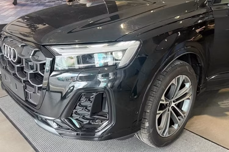Bộ mâm hợp kim hai tông màu Audi Sport dạng chữ V có kích thước 22 inch giúp hoàn thiện ngoại hình của mẫu SUV hạng sang này. Nội thất của Audi Q7 sau nhiều lần tinh chỉnh giờ đây gần giống với người anh em Q8. Xe có nhiều chi tiết ốp màu bạc và đen bóng.