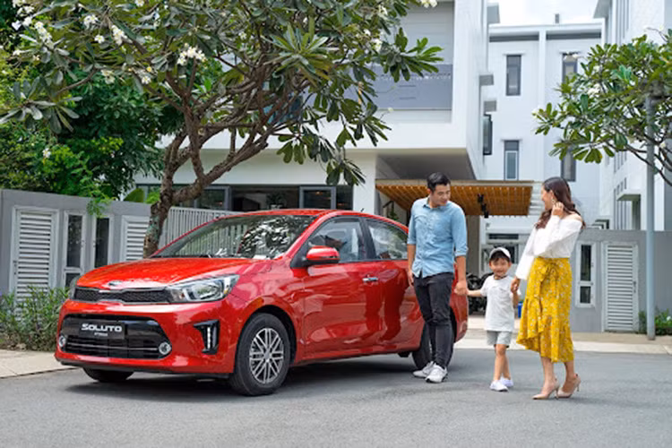 Đi kèm hộp số sàn 5 cấp hoặc hộp số tự động 4 cấp. Trang bị an toàn Kia Soluto cũng ở mức đủ dùng với 2 túi khí, hệ thống phanh ABS, cân bằng điện tử ESC, hỗ trợ khởi hành ngang dốc HAC, cảm biến hỗ trợ đỗ xe, camera lùi, điều khiển hành trình…