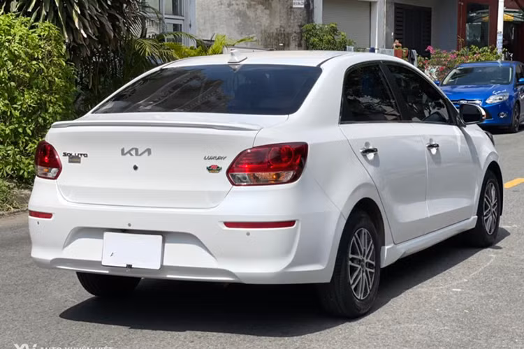 Giá xe Kia Soluto tại Việt Nam không thay đổi, khởi điểm từ 386 triệu đối với bản MT, 418 triệu dành cho bản MT Deluxe và bản AT Deluxe là 439 triệu. Song, giá bán thực tế thấp hơn khá nhiều nhờ được hưởng ưu đãi từ nhà phân phối chính hãng từ 5 - 27 triệu đồng, tùy phiên bản.