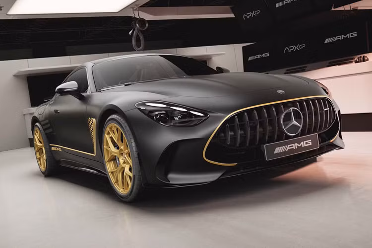  Mercedes-AMG GT63 APXGP Edition 2026 mới vinh danh bộ phim F1 được đạo diễn và đồng sản xuất bởi Joseph Kosinski – người từng thực hiện bộ phim Top Gun: Maverick; phim có sự tham gia của Brad Pitt và được quay tại các cuộc đua Công thức 1 (F1) thực tế để tạo trải nghiệm chân thực.