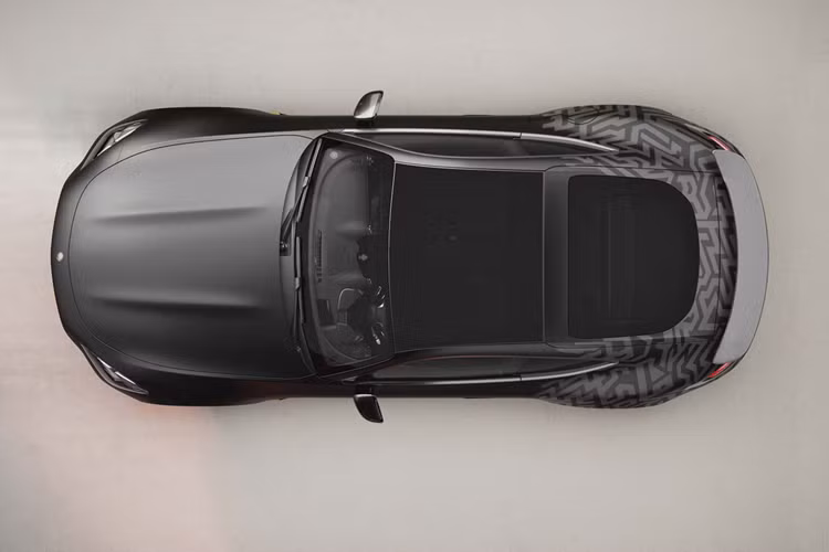 Mercedes đã thiết kế thân xe mới để giống với xe đua F1 thực thụ, đồng thời đảm bảo xe có thể gắn nhiều camera. AMG GT63 APXGP Edition là sự tri ân dành cho đội đua hư cấu trong phim, nổi bật với các điểm nhấn Race Gold tương tự màu sắc trên xe đua trong phim.