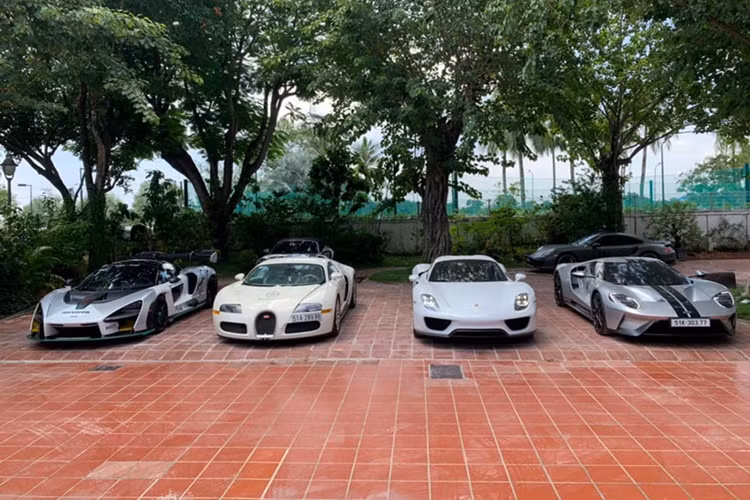 Lần gần đây nhất chiếc Bugatti Veyron của Đặng Lê Nguyên Vũ tái xuất là vào tháng 9/2024, khi sự kiện Gumball 3000 diễn ra, lúc này, xe có 2 màu trắng-đen.