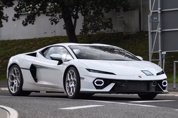 Lamborghini Temerario: Siêu xe nhập môn của Lamborghini đã chuyển sang động cơ V8 hybrid, công suất tối đa 920 mã lực. Cùng với Revuelto và Urus S, Temerario đã hoàn tất dải sản phẩm theo hướng điện khí hóa của thương hiệu từ Italy.