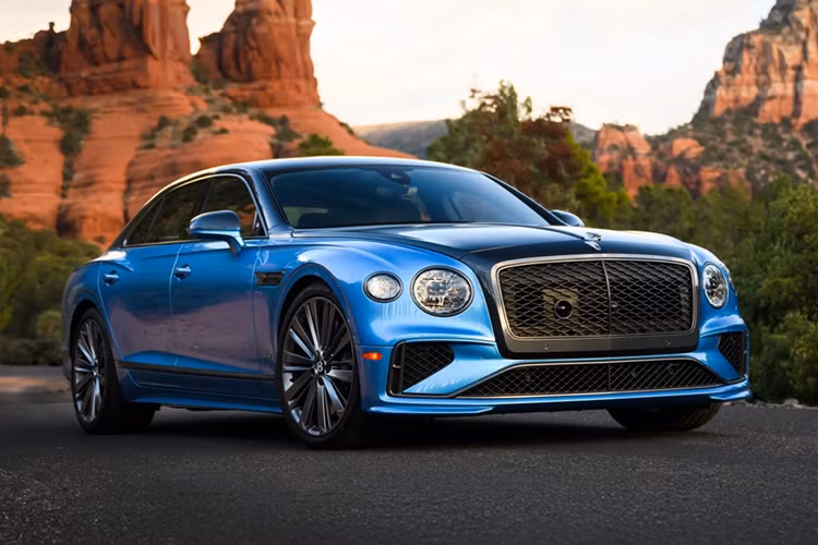 Bentley Flying Spur: Thế hệ thứ 4 của mẫu sedan siêu sang cũng được trang bị công nghệ Ultra Performance Hybrid, đi kèm những trang bị tiện nghi cao cấp ở cả 2 hàng ghế.
