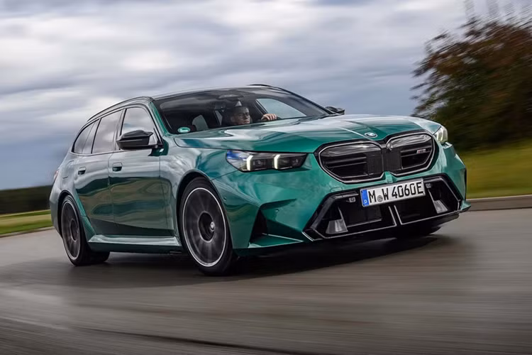 BMW M5 Touring: Là một trong những mẫu xe được các "dân chơi" đón chờ nhất năm 2024, BMW M5 Touring vẫn mang đến thiết kế đặc trưng vốn làm nên tên tuổi thương hiệu. Với động cơ V8 PHEV, sức mạnh của mẫu wagon hiệu năng cao này lên đến 725 mã lực, tuy nhiên khối lượng lên đến 2.475 kg.
