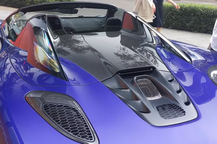 Do thay đổi về mui nên McLaren Artura Spider tại Việt Nam được thiết kế lại phần trụ, tích hợp lớp polycarbonate tráng men giúp tăng tầm nhìn phía sau và dẫn không khí vào khoang động cơ.