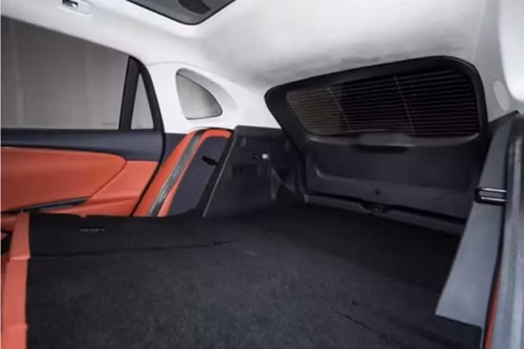 Phạm vi hoạt động của CLTC lần lượt là 520 km và 700 km. Đồng thời, AWD đi kèm với một động cơ điện phía trước bổ sung 202 kW (271 mã lực), nâng tổng công suất lên 412 kW (553 mã lực) và mô-men xoắn lên 623 Nm.