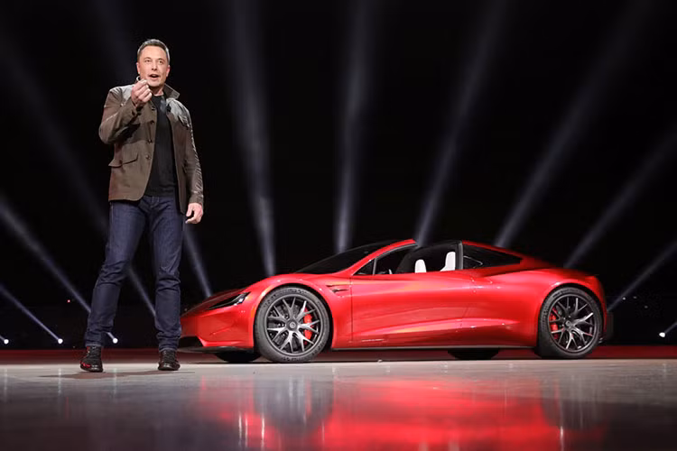 Dù vẫn đang nhận cọc từ khách hàng, nhưng liệu hãng xe điện Tesla có thể thực sự bàn giao mẫu xe Roadster thế hệ mới này hay không vẫn là một dấu hỏi lớn.