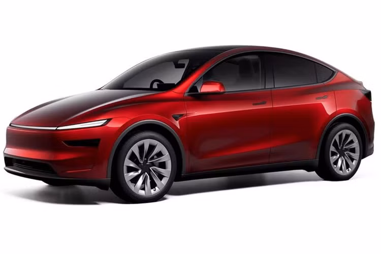 Mẫu sedan điện Tesla Model Y Juniper được thiết kế lại với đèn pha chia đôi và thanh LED lấy cảm hứng từ mẫu Cybertruck. Cản trước có kiểu dáng giống Model 3 Highland nhưng được bổ sung các cửa hút gió hai bên. Ngoài ra, Tesla cũng đã mạnh dạn loại bỏ cả logo hãng ở trên nắp capo của mẫu sedan này.