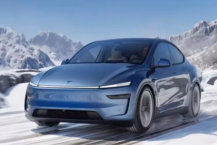 Bên trong, Model Y mới vẫn giữ lại thiết kế tối giản nhưng được nâng cấp về trang bị. Xe có thêm một màn hình 8 inch cho hành khách phía sau trong khi màn hình chính cũng được nâng cấp từ 15 inch lên 15,4 inch.