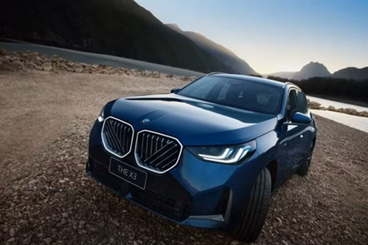 Ở thị trường Trung Quốc, BMW X3 L 2025 bản tiêu chuẩn xDrive 25L Luxury dùng động cơ xăng 4 xi-lanh, tăng áp, dung tích 2.0L, tạo ra công suất tối đa 190 mã lực và mô-men xoắn cực đại 310 Nm. Nhờ đó, xe có thể tăng tốc từ 0-100 km/h trong 8,7 giây và đạt vận tốc tối đa 214 km/h. 