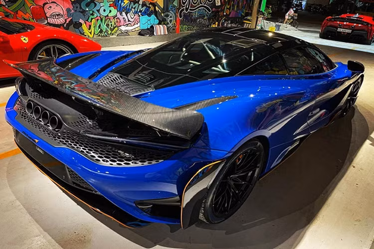 Để mang đến trọng lượng 1.229 kg cho siêu xe McLaren 765LT phải kể đến nhiều chi tiết được làm từ sợi carbon tiên tiến, ống xả titan với bốn cửa ra từ phía sau cũng như kính xe mỏng hơn.