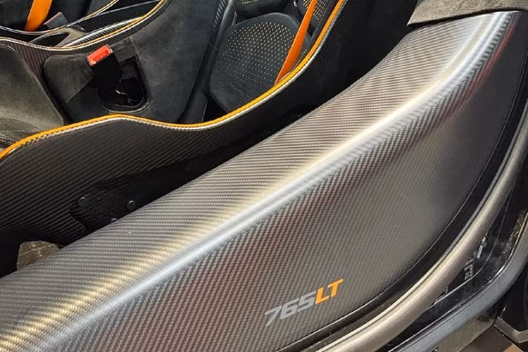 Có thể thấy xe có bộ cản va trước, nẹp sườn hoàn toàn bằng carbon và thiết kế rất hầm hố trông như một mẫu xe bước ra từ đường đua. McLaren 765LT cũng chính là chiếc siêu xe McLaren có số lượng ống xả nhiều nhất hiện nay, với cụm pô tròn 4 lỗ xếp hàng ngang, hứa hẹn sẽ mang đến những âm thanh rất thú vị và đáng gờm hơn so với những gì McLaren 720S đã thể hiện quá tốt.