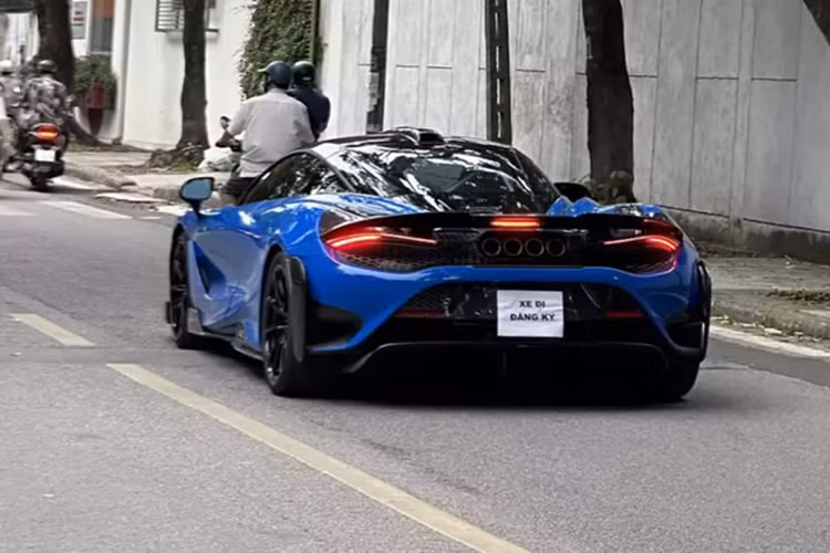 Nhưng các kỹ sư Anh đã "phù phép" lại nhằm mang đến cho xe công suất tối đa 755 mã lực, cao hơn 45 mã lực so với McLaren 720S. Ngoài ra là siêu xe McLaren 765LT còn có mô-men xoắn cực đại 800 Nm, tăng 30 Nm so với siêu xe McLaren 720S đang giữ nhiều danh hiệu ở các cuộc đua drag 400m hay 800m.