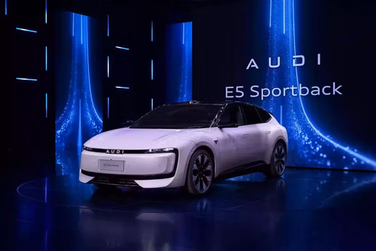 Tại Triển lãm Ô tô Thượng Hải 2025, liên doanh SAIC-Audi vừa chính thức giới thiệu mẫu xe thương mại đầu tiên của thương hiệu con AUDI, đó là AUDI E5 Sportback chạy điện. Đây là một cột mốc quan trọng đối với thương hiệu AUDI mới, là kết quả của sự hợp tác giữa SAIC và Audi dành riêng cho thị trường Trung Quốc.