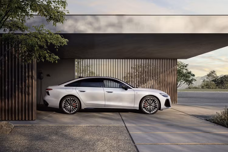 Cả hai mẫu xe đều có đèn hậu đặc trưng với dải đèn rộng, logo Audi đặt vị trí cao. Audi A6 Avant e-hybrid quattro và Sedan e-hybrid quattro có hai tùy chọn công suất. Các mẫu xe được trang bị động cơ 2.0L TFSI sản sinh 185 kW (248 mã lực) kết hợp với mô-tơ điện công suất tối đa 105 kW (140 mã lực).