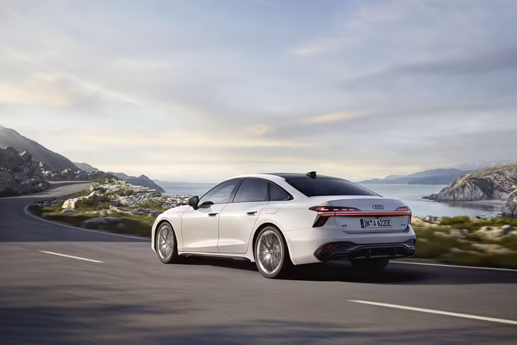 Trái tim của công nghệ plug-in hybrid (PHEV) là pin cao áp với dung lượng 25,9 kWh tăng 45% so với thế hệ trước. Nhờ đó, cả Avant và Sedan có thể di chuyển hơn 100 km chỉ bằng điện. Công suất sạc AC tối đa đạt 11 kW, cho phép sạc đầy pin từ trạng thái cạn trong 2,5 giờ.