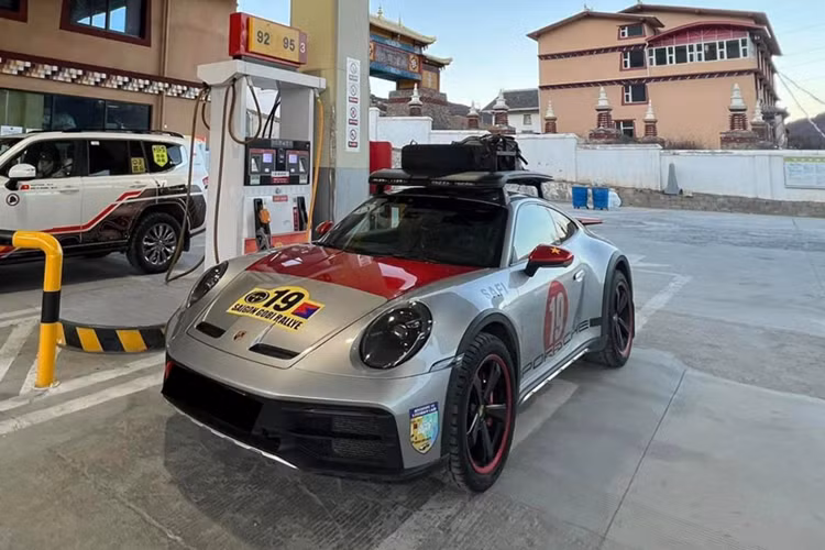 Dòng xe thể thao Porsche 911 Dakar chỉ được sản xuất giới hạn 2.560 chiếc trên toàn thế giới, nhưng hiện đã có 4 chiếc được mang về dải đất hình chữ S, xe sử dụng khối động cơ xăng 6 xi-lanh thẳng hàng, tăng áp kép, dung tích 3.0 lít, sản sinh công suất tối đa 473 mã lực và mô-men xoắn cực đại 570 Nm.
