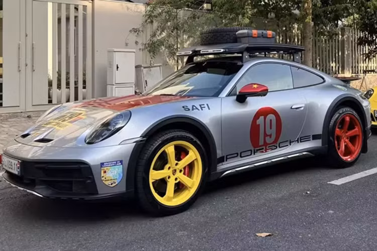 Khi nhận bàn giao xe, chiếc xe thể thao giới hạn Porsche 911 Dakar đầu tiên về Việt Nam đã được lên bộ tem mới với tông màu đỏ và vàng làm điểm nhấn, trên nền sơn bạc GT Silver Metallic nguyên bản của xe, 2 bên cửa và nắp khoang hành lý phía trước được dán thêm con số 19.