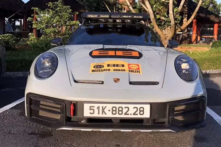 Chiếc xe thể thao Porsche 911 Dakar này mang số thứ tự 1.904/2500 xe sản xuất toàn cầu, trong đó, 19 là ngày sinh và 04 là tháng sinh của chủ xe.