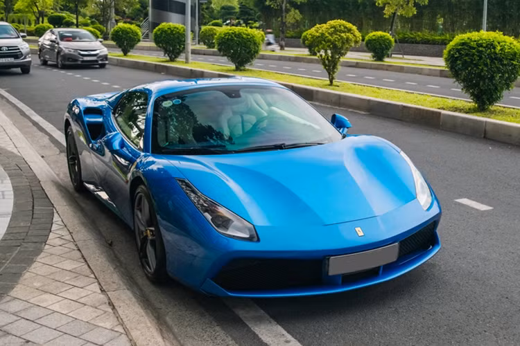 Mới đây, thông tin 1 chiếc siêu xe mui trần Ferrari 488 Spider hàng hiếm bất ngờ được chủ nhân bán lại cho 1 showroom chuyên kinh doanh xe sang đã qua sử dụng ở TP HCM, đã nhận được sự quan tâm không nhỏ của giới mê xe trong nước.