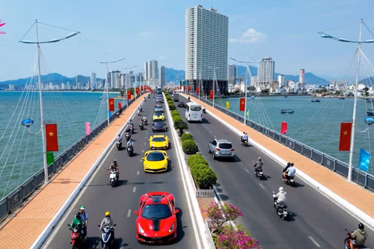 Sau đó, vào tháng 1 năm 2022, xe được vận chuyển qua cửa khẩu Tây Ninh, trước khi đưa về nhà của Hoàng Kim Khánh. Toàn bộ 80 chiếc siêu xe triệu đô la Koenigsegg Regera trên thế giới đều sử dụng hệ dẫn động hybrid với máy xăng V8, Biturbo, dung tích 5.0 lít và 3 mô-tơ điện.