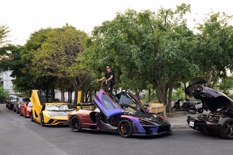 Công suất tổng cộng trên mẫu xe megacar đến từ Thụy Điển hơn 1.500 mã lực và mô-men xoắn cực đại 2.000 Nm. Siêu phẩm Koenigsegg Regera của Hoàng Kim Khánh có khả năng tăng tốc từ vị trí xuất phát lên 100 km/h trong thời gian 2,8 giây trước khi đạt vận tốc tối đa 400 km/h.