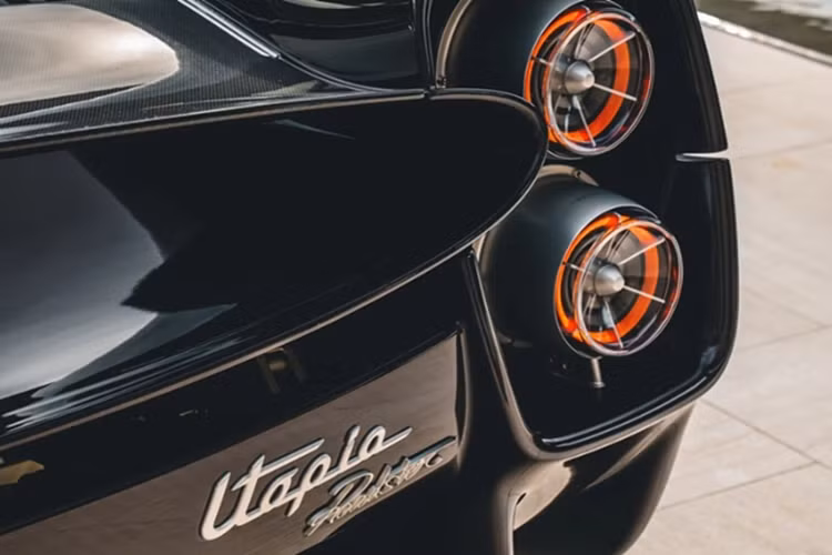 Siêu xe Pagani Utopia Roadster được trang động cơ V12 6.0L do AMG lắp ráp thủ công, sản sinh công suất 852 mã lực và mô-men xoắn 1.100 Nm. Đi kèm với đó là hộp số Xtrac 7 cấp và hệ dẫn động cầu sau.