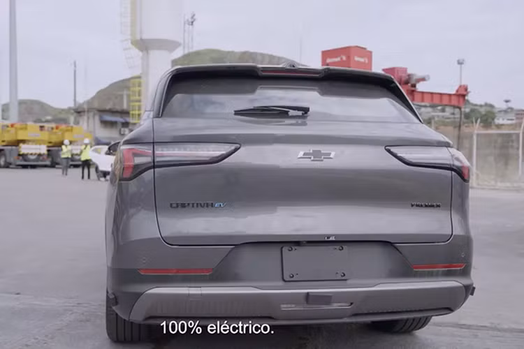 Những bài đăng gần đây trên mạng xã hội của tập đoàn GM tại thị trường Brazil cho thấy phần lớn thiết kế của Wuling Starlight S đã được giữ lại trên Captiva EV. Tất nhiên, xe cũng có vài điều chỉnh nhỏ để phù hợp hơn với thương hiệu Chevrolet.