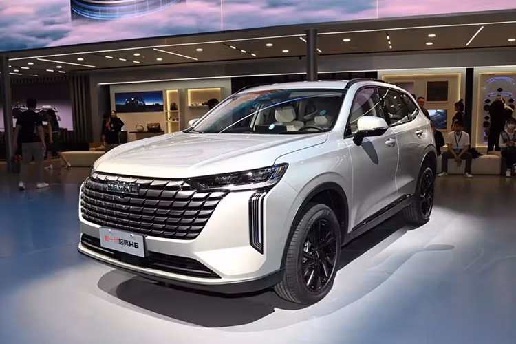 Một thay đổi đáng chú ý trên bản nâng cấp giữa vòng đời này là xe sẽ được chuyển sang sử dụng pin LFP (Lithium Iron Phosphate) dung lượng 27,4 kWh, thay thế loại NMC (Nickel-Mangan-Cobalt) 34 kWh trước đây. Dù dung lượng giảm, pin LFP sẽ có độ bền cao hơn và chi phí hợp lý hơn.