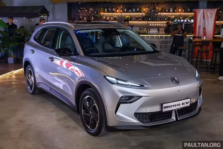 Mẫu xe điện MG S5 EV 2025 mới đã được hé lộ tại thị trường Malaysia trước khi chính thức ra mắt. Đây là mẫu SUV điện hạng C thay thế cho đàn anh ZS EV kém ấn tượng trước đó. Đồng thời, MG S5 EV cũng được định vị là đối thủ cạnh tranh trực tiếp của Proton eMas 7 và BYD Atto 3 tại thị trường này.