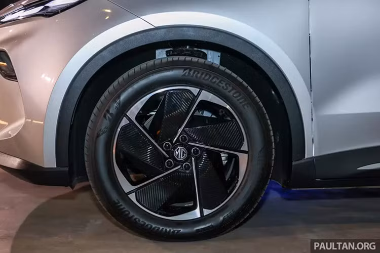 Tuy nhiên, mẫu xe này không có cốp đựng đồ phía trước như nhiều ô tô điện khác. Trang bị tiện nghi của mẫu SUV điện này khá đa dạng. Xe sở hữu vô lăng 3 chấu lấy cảm hứng từ trang bị của đàn anh MG4 EV, bảng đồng hồ kỹ thuật số 10,25 inch và màn hình giải trí trung tâm 12,8 inch, hỗ trợ kết nối Apple CarPlay &amp; Android Auto không dây.