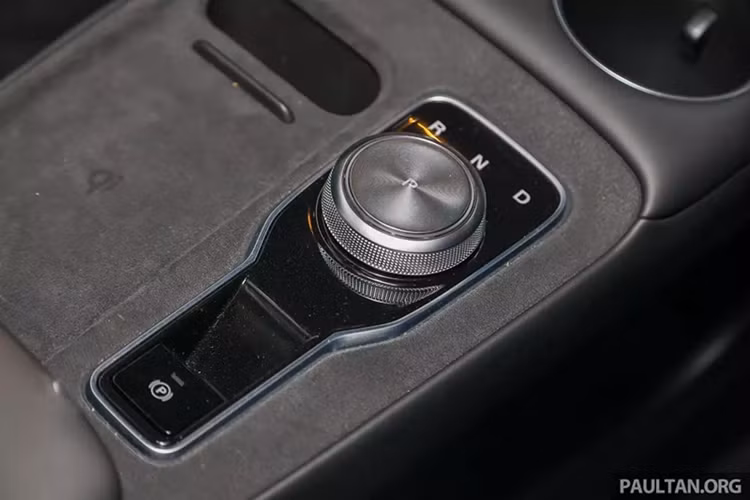 Những trang bị đáng chú ý còn lại của xe gồm có hệ thống hỗ trợ sạc thiết bị ngoài V2L với công suất 6 kW, hệ thống treo sau đa liên kết 5 điểm mới và hệ thống phân bổ mô-men XDS qua phanh. MG S5 EV tại thị trường Malaysia có các lựa chọn màu sắc là trắng Arctic White, bạc Monument Silver, xám Camden Grey, đỏ Dynamic Red và nâu Elegant Latte.