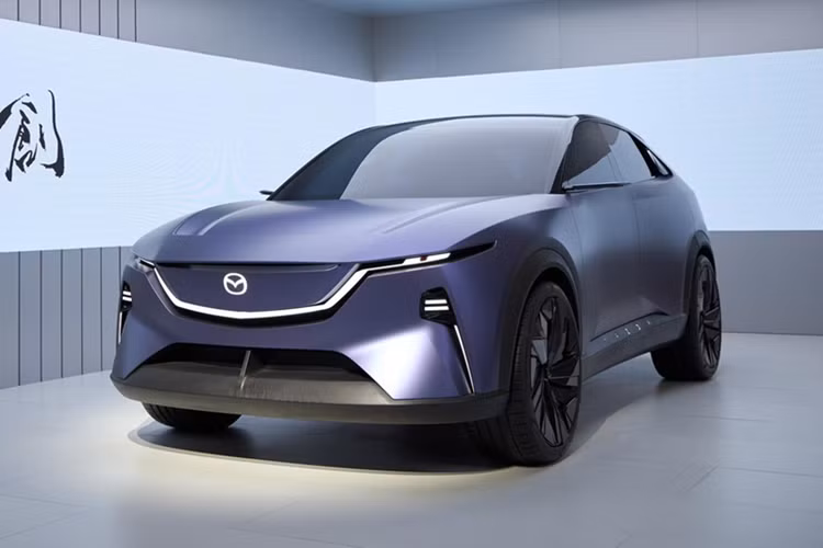 Tại các thị trường ngoài Trung Quốc, bao gồm cả châu Âu, mẫu SUV hạng trung này sẽ được bán với tên gọi CX-6e. Theo kế hoạch, hãng Mazda sẽ tổ chức sự kiện ra mắt toàn cầu cho EZ-60 tại triển lãm Ô tô Thượng Hải 2025, khai mạc vào ngày 23/4 tới đây.