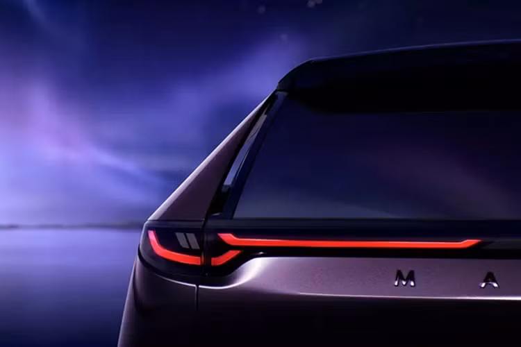 Bên ngoài, Mazda EZ-60 lấy cảm hứng thiết kế từ mẫu xe concept Arata ra mắt vào năm ngoái. Dù vẫn mang đậm dấu ấn Mazda nhưng EZ-60 có diện mạo mạnh mẽ hơn hẳn bất kỳ mẫu SUV nào trong dải sản phẩm hiện tại của hãng.