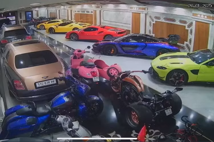 Theo như hình ảnh của doanh nhân Hải Dương chia sẻ cho thấy, garage của mình vào sáng 20/1/2025 đã có đông đảo các mẫu xe xuất hiện. Điểm nhấn là McLaren Senna và Koenigsegg Regera đã về Việt Nam.