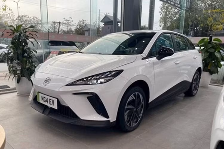 Cung cấp sức mạnh cho MG4 EV là mô-tơ điện mạnh 170 mã lực và 250 Nm ở phiên bản DEL. Con số tương ứng của bản LUX là 201 mã lực và 250 Nm. Xe dùng hệ dẫn động cầu sau và có 5 chế độ lái, bao gồm Tiêu chuẩn, Thể thao, Tùy chỉnh, Đường tuyết, Tiết kiệm.