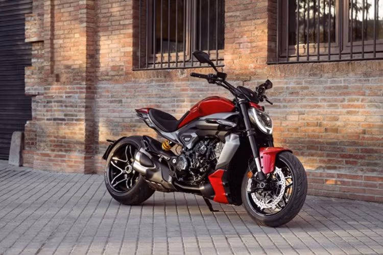 Mẫu siêu môtô Ducati XDiavel V4 mang dáng dấp thể thao, hầm hố với các phối màu đỏ Burning Red/đen Black Lava kết hợp với nhiều chi tiết xám hoặc bạc, đi cùng bộ mâm hình ngôi sao nổi bật, đĩa phanh 330mm và heo Brembo Stylema.